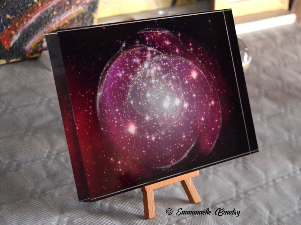 Écho, photographie surréaliste cosmique sur bloc de verre acrylique 15 x 20 cm d’Em’Art
